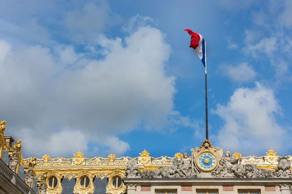 Bandeira francesa no topo do Palácio Versalhes perto de Paris — Fotografia de Stock