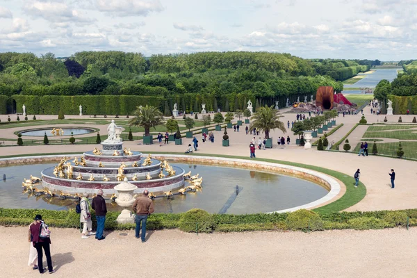 Bezoekers in tuin Palace Versailles met standbeeld en vijver in Parijs, Frankrijk — Stockfoto