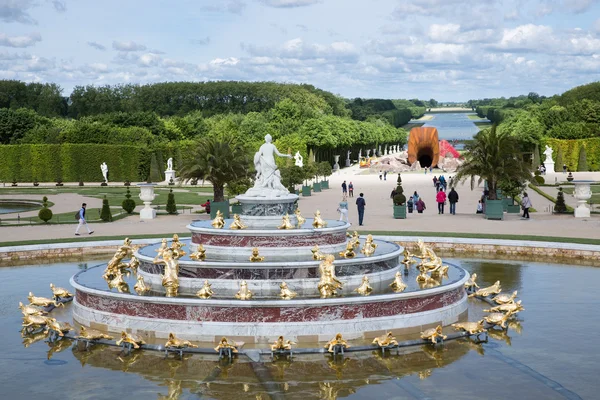 Visitors in garden Palace Versailles with statue and pond at Paris, France — Stock Photo, Image