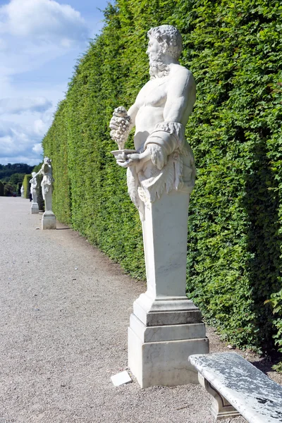 Passo a Passo com estátuas ornamentais no jardim Palace Versailles Paris, França — Fotografia de Stock