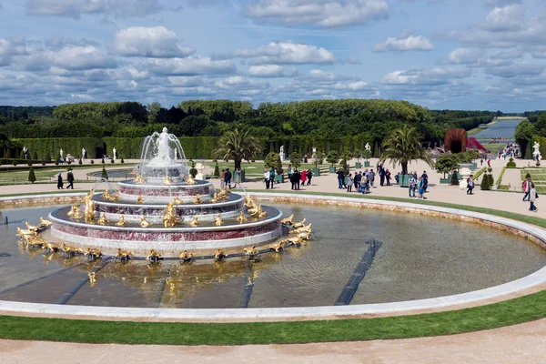 Visitantes en el jardín Palacio Versalles en París, Francia — Foto de Stock