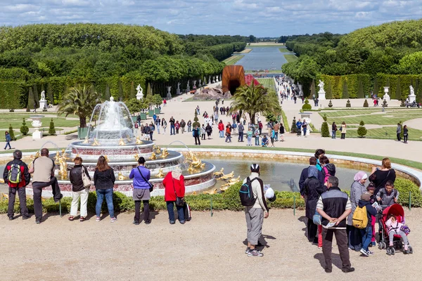 Visitatori in giardino Palazzo Versailles a Parigi, Francia — Foto Stock