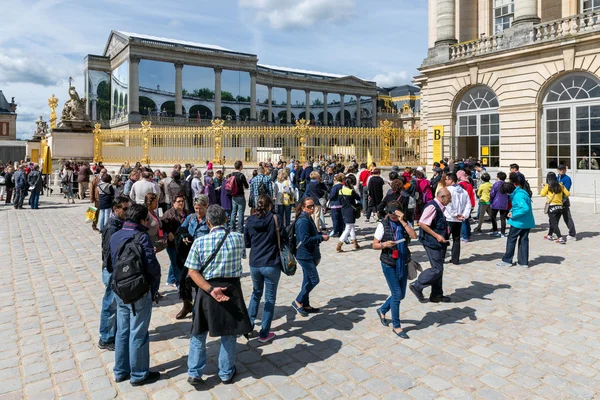 Відвідувачів очікування в черзі, щоб відвідати Версальський палац, Париж, Франція — стокове фото