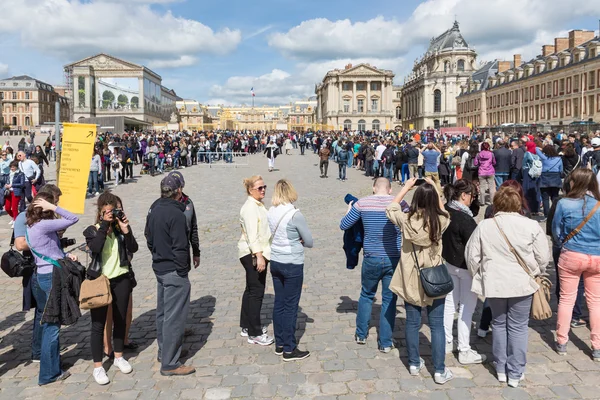 Bezoekers te wachten in lange rijen voor een bezoek aan het paleis van Versailles, Paris, Frankrijk Rechtenvrije Stockafbeeldingen