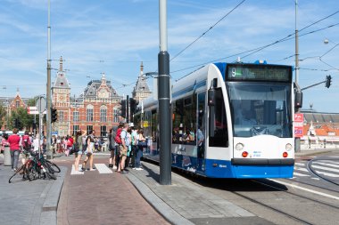Bir tramvay Amsterdam yakınındaki yürüyen turist