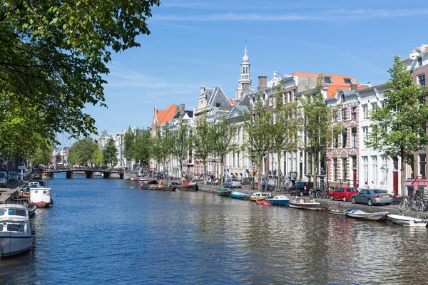 Canal en Amsterdam con mansiones históricas — Foto de Stock