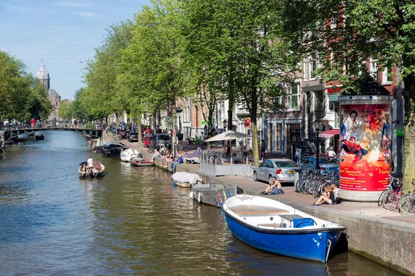 Pequeños barcos en el canal con mansiones históricas en Amsterdam —  Fotos de Stock