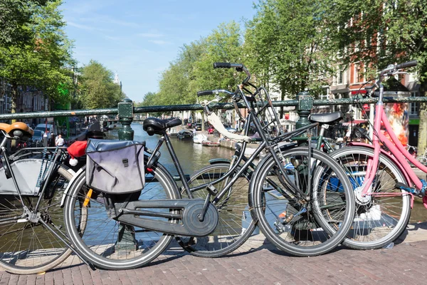 Bicycles at a bridge over an Amsterdam canal — Stock Photo, Image