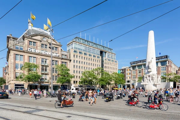 Holenderski National War Memorial w centrum plaza w Amsterdamie, — Zdjęcie stockowe