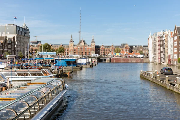 Kanał z etapie lądowania statków wycieczkowych downtown w Amsterdamie — Zdjęcie stockowe