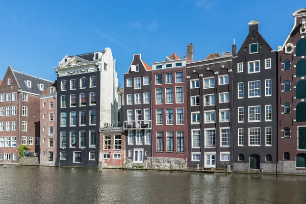 Amsterdam cidade com casas históricas ao longo dos canais — Fotografia de Stock