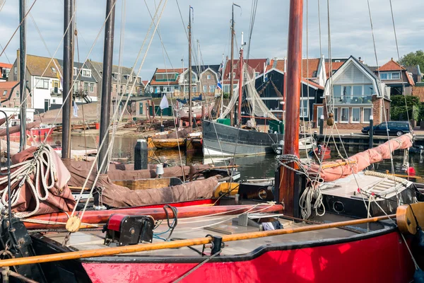 Historic wooden ships in harbor of Urk, old Dutch fishing village — Stock Photo, Image