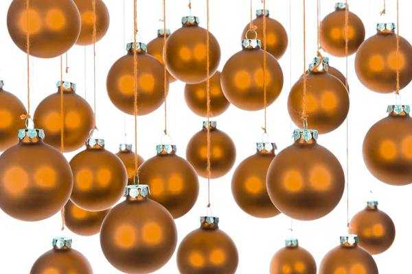 Фон різдвяних кульок над білим з вибірковим фокусом — стокове фото
