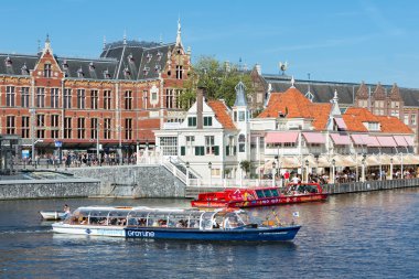 Merkez Tren Garı önünde Amsterdam'da turistler ile Motorlu tekne
