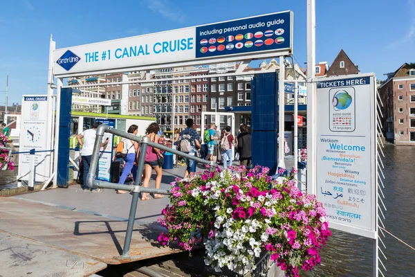 Les touristes achetant des billets à la place de départ des croisières sur le canal d'Amsterdam — Photo