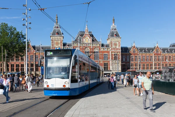 Turistas caminando cerca de un tranvía en Amsterdam — Foto de Stock