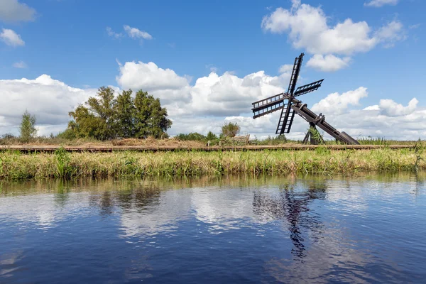 Paesaggio olandese con canale e mulino a vento agricolo — Foto Stock