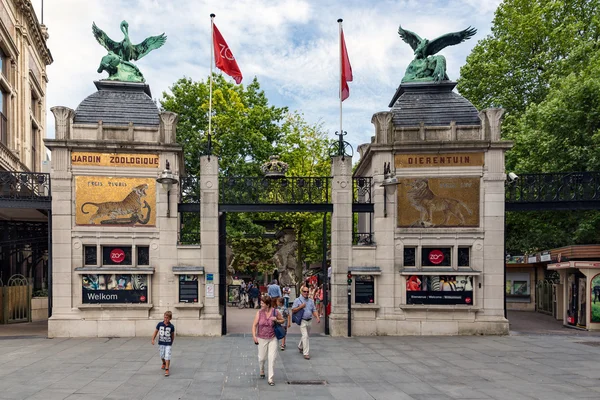 Mensen bij de ingang van de Antwerpse Zoo in België — Stockfoto