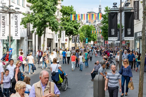 Pessoas na principal rua comercial de Antuérpia, Bélgica — Fotografia de Stock