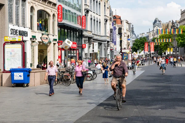 Az emberek és a kerékpárosok, a fő bevásárló utca, Antwerpen, Belgium — Stock Fotó