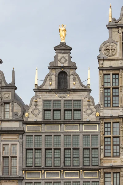 Casas medievales con adornos de techo en Amberes, Bélgica — Foto de Stock