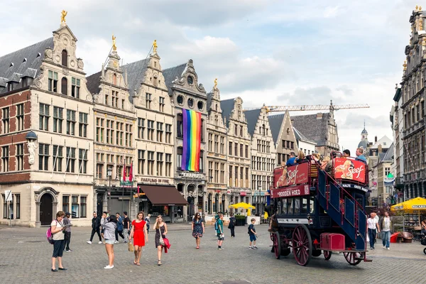 Toeristen in een paardenstal in het centrum van de middeleeuwse stad Antwerpen — Stockfoto