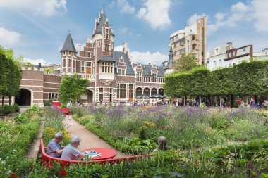 Antwerp Hayvanat bahçesinde dinlenme ziyaretçi