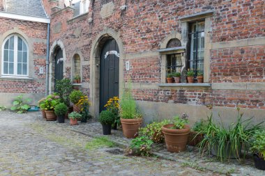 Beguinage şehir merkezinde Antwerp, Belçika'daki eski tarihi evleriyle