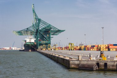 Antwerp liman liman vinçleri ve büyük yük gemileri ile