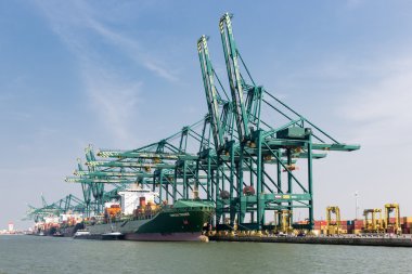 Liman Antwerp kargo gemileri ile quay adlı büyük Vinçler ile demirlemiş.
