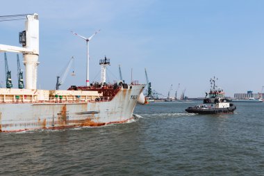 Römorkör ile kargo gemisi liman Antwerp, Belçika