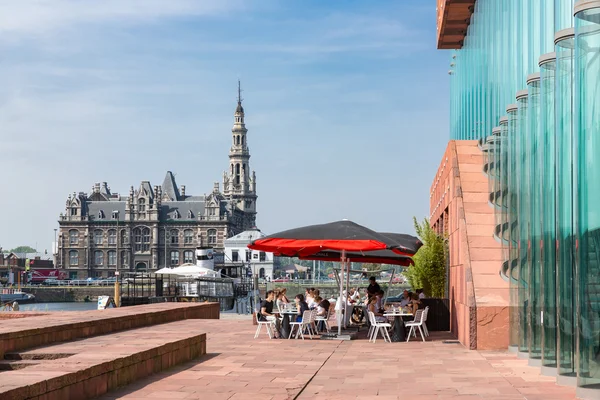 Terraço com pessoas desconhecidas perto do museu MAS de Antuérpia, Bélgica — Fotografia de Stock