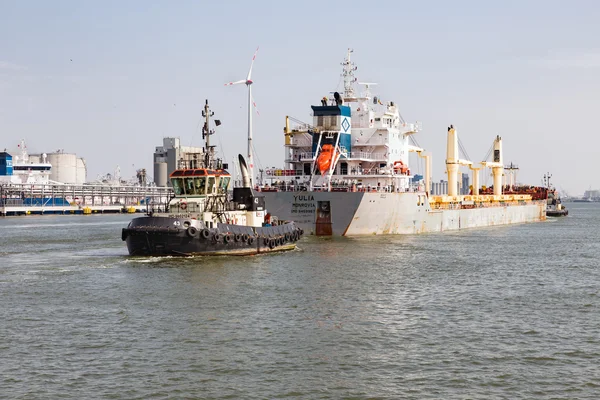 Remorqueur avec cargo dans le port d'Anvers, Belgique — Photo