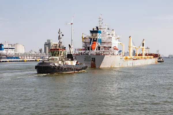 Tugboat with cargo ship in the harbor of Antwerp, Belgium — Stock Photo, Image