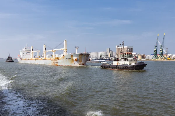 Schlepper mit Frachtschiff im Hafen von Antwerpen, Belgien — Stockfoto