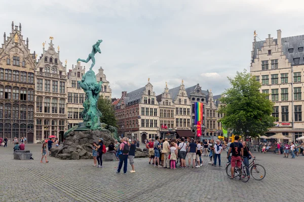 Toeristen op vierkante Grote Markt centrum in middeleeuwse stad Antwerpen — Stockfoto
