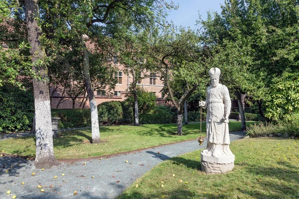 Patio jardín con estatua y antiguas casas históricas de seducción en Amberes, Bélgica — Foto de Stock