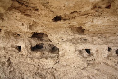 Birden fazla delik ve girintili Kum Taşı