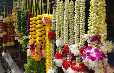 Sarı, kırmızı ve beyaz çiçeklerden çelenkler