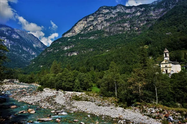 Krásný Kostel Údolí Verzasca Mezi Sonognem Frascem Ticino Švýcarsko — Stock fotografie