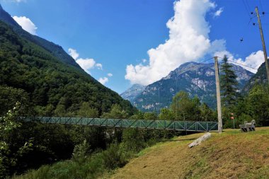 Verzasca Vadisi 'nin güzel manzarasının önündeki tel ip köprü, Ticino, İsviçre