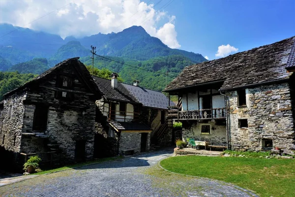 Frasco, Valle Verzasca, Ticino, İsviçre 'deki pitoresk köy meydanı.