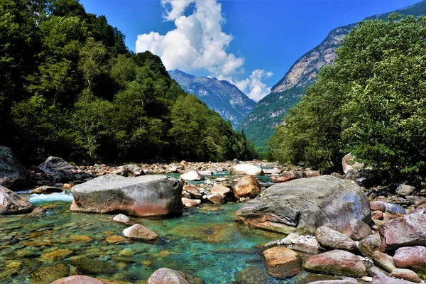 Grosse Felsen Verzasca Fluss Und Wunderschöne Landschaft Des Verzasca Tals — Stockfoto