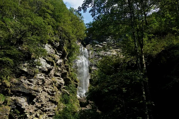 Cachoeira Val Moett Desce Uma Rocha Maciça Vale Verzasca Ticino — Fotografia de Stock