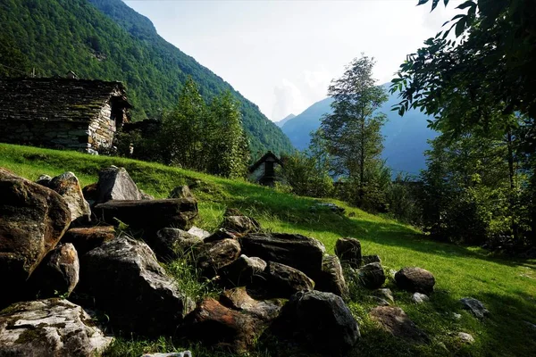 スイス ヴェルザスカ バレーのジェラ近くにある伝統的な素朴な家 — ストック写真