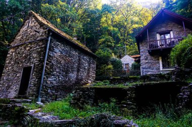 Dunzio köyündeki Idyllic evleri, Aurigeno yakınlarındaki Maggia vadisi, Switzerlan