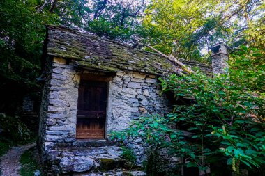 Dunzio, Ticino, İsviçre 'de terk edilmiş bir köy evi.