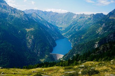 İsviçre Val Lavizzara 'daki Lago del Sambuco panoramik manzarası