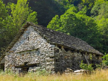 Sonogno ve Frasco, Ticino, İsviçre arasında geleneksel kır evi