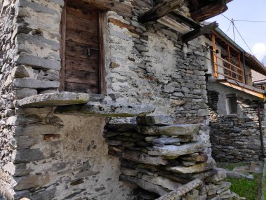 Frasco, Ticino, İsviçre 'de ahşap kapılı eski bir köy evi.